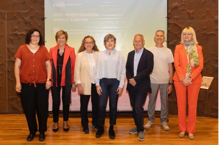 Desde la izda: María Currás, Rosario Perona, Mercedes Robledo, Pampa García Molina, Ángel Carracedo, José Enrique León y Sonia Vidal (del departamento de Research de la Fundación La Caixa). / Imagen de: Laura M. Lombardía. CNIO