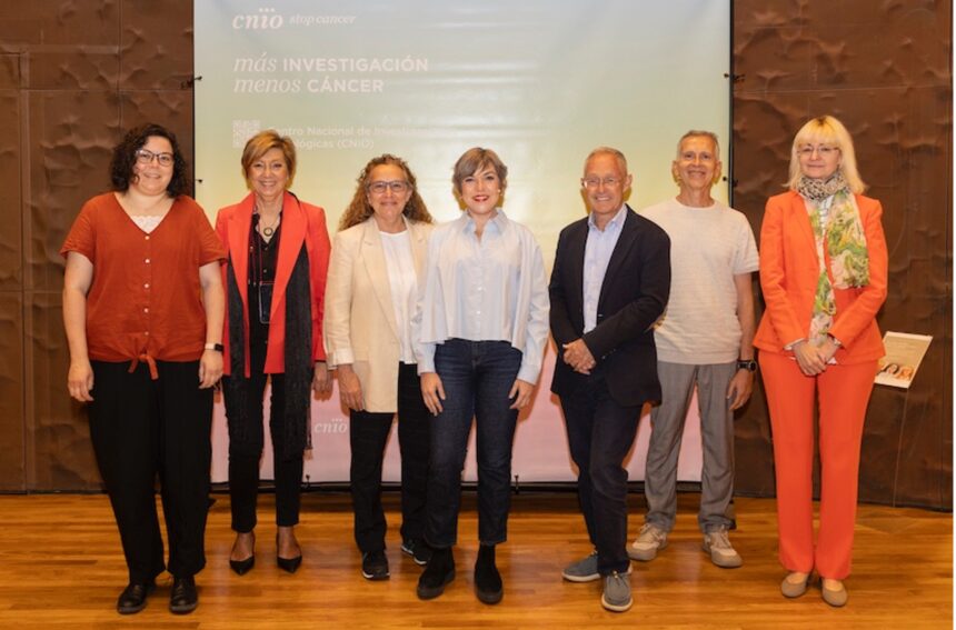 Desde la izda: María Currás, Rosario Perona, Mercedes Robledo, Pampa García Molina, Ángel Carracedo, José Enrique León y Sonia Vidal (del departamento de Research de la Fundación La Caixa). / Imagen de: Laura M. Lombardía. CNIO