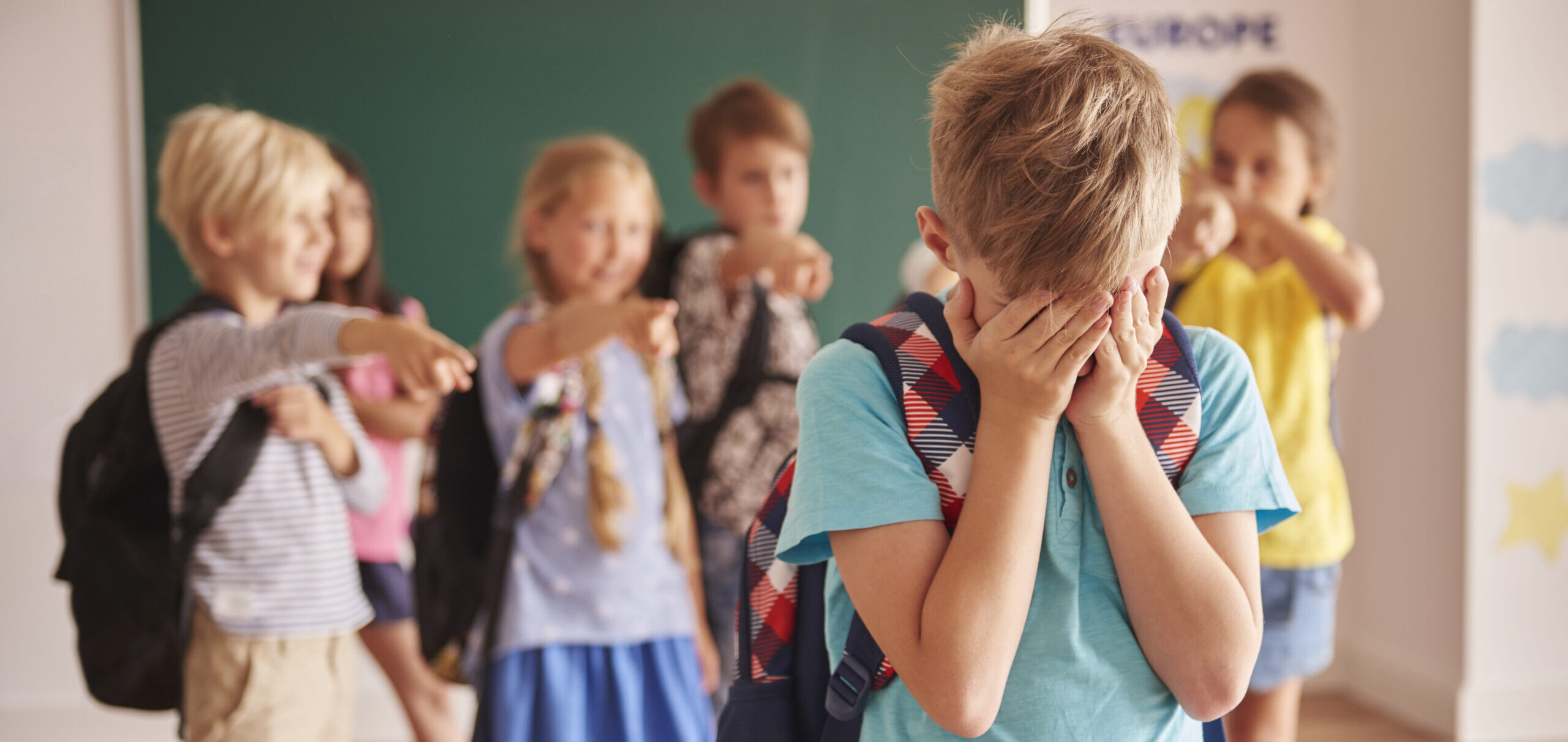 Acoso escolar, el foco del VII Informe “La opinión de los estudiantes” - Fundación Mutua Madrileña (Imagen de Stock de gpointstudio en Freepik.es)