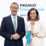 Sofía Osborne, Presidenta del Grupo Osborne, recibe el galardón de la mano de el Consejero Delegado de CaixaBank, Gonzalo Gortázar - Imagen cedida por CaixaBank