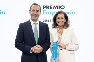 Sofía Osborne, Presidenta del Grupo Osborne, recibe el galardón de la mano de el Consejero Delegado de CaixaBank, Gonzalo Gortázar - Imagen cedida por CaixaBank