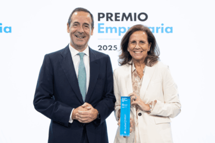Sofía Osborne, Presidenta del Grupo Osborne, recibe el galardón de la mano de el Consejero Delegado de CaixaBank, Gonzalo Gortázar - Imagen cedida por CaixaBank