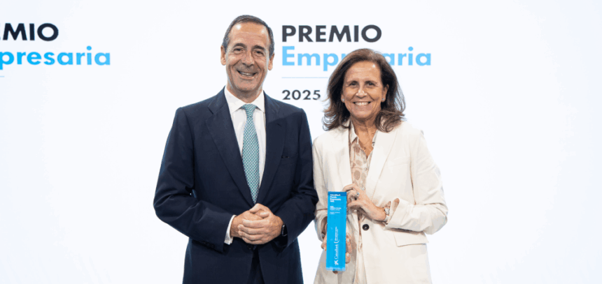 Sofía Osborne, Presidenta del Grupo Osborne, recibe el galardón de la mano de el Consejero Delegado de CaixaBank, Gonzalo Gortázar - Imagen cedida por CaixaBank