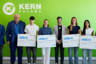 Entrega de Becas OAFI Kern Pharma - imagen cedida por Kern Pharma
