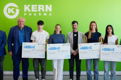 Entrega de Becas OAFI Kern Pharma - imagen cedida por Kern Pharma