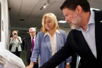 La vicealcaldesa de Madrid, Inma Sanz, recorre la exposición junto a Marco Aurelio Losas, Director Nacional de Grandes Cuentas en Canon España
