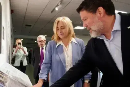 La vicealcaldesa de Madrid, Inma Sanz, recorre la exposición junto a Marco Aurelio Losas, Director Nacional de Grandes Cuentas en Canon España