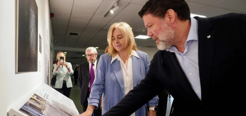 La vicealcaldesa de Madrid, Inma Sanz, recorre la exposición junto a Marco Aurelio Losas, Director Nacional de Grandes Cuentas en Canon España