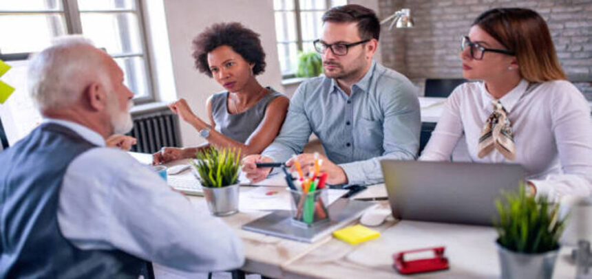 Decisiones difíciles: cómo liderar cambios sin afectar el trabajo de tu equipo