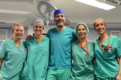 El Doctor Luis González y el equipo de quirófano de Cardiología del Hospital del Vinalopó - Grupo Ribera Salud
