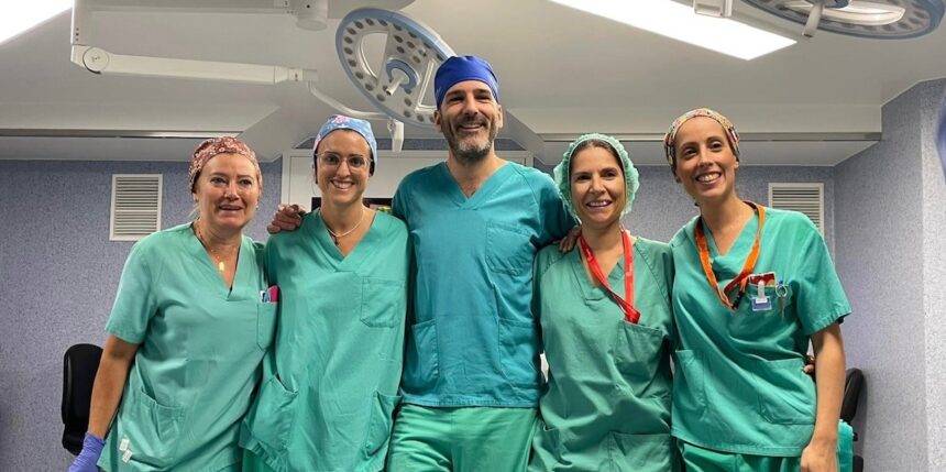 El Doctor Luis González y el equipo de quirófano de Cardiología del Hospital del Vinalopó - Grupo Ribera Salud