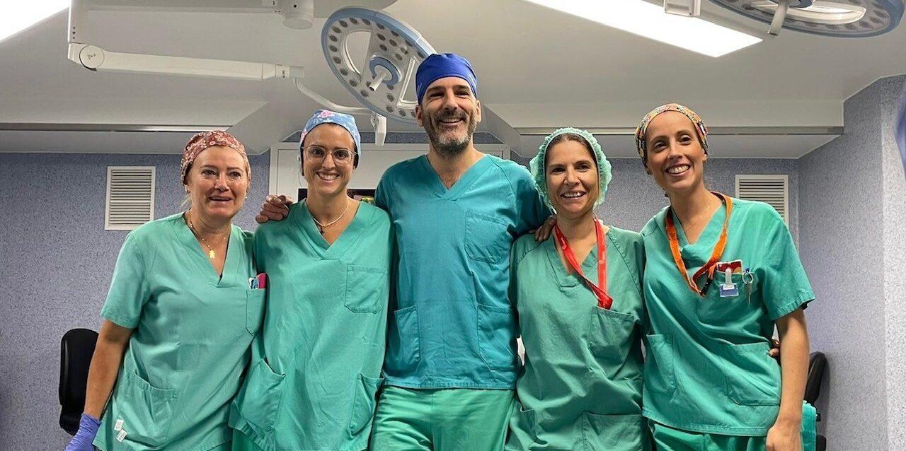 El Doctor Luis González y el equipo de quirófano de Cardiología del Hospital del Vinalopó - Grupo Ribera Salud