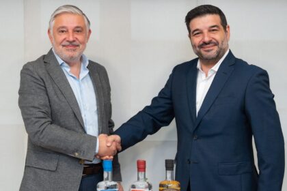 Francisco Ucha y Enrique Pena sellan el acuerdo de adquisición - Corporación Hijos de Rivera