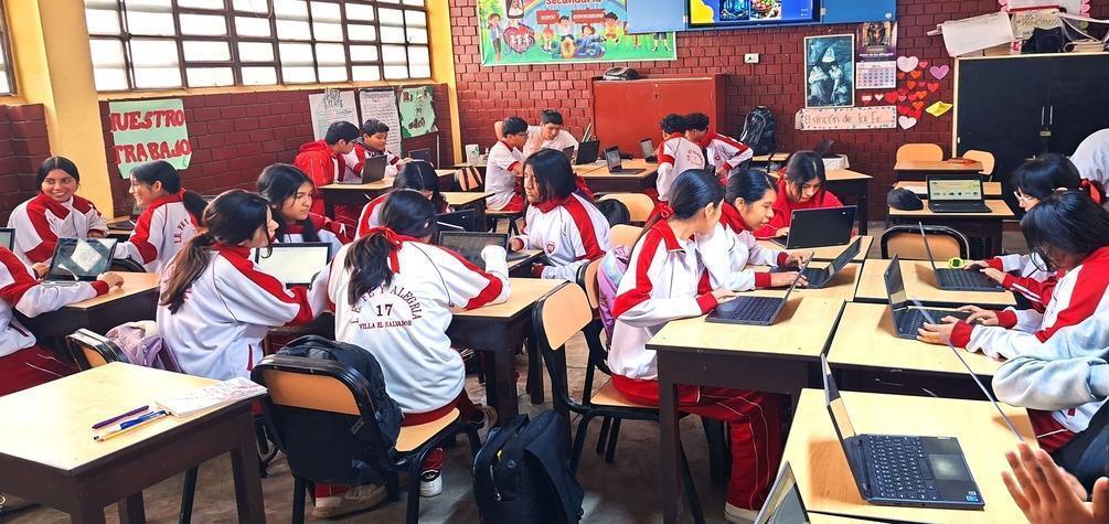 Fundación Romero capacita a más de 1,000 escolares en Inteligencia Artificial a través de su programa de voluntariado Edutech