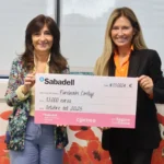 Neus Valles, chief of staff de Sabadell Seguros entrega el cheque a Verónica Sagnier, directora Fundación Contigo.