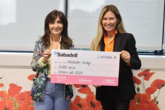 Neus Valles, chief of staff de Sabadell Seguros entrega el cheque a Verónica Sagnier, directora Fundación Contigo.
