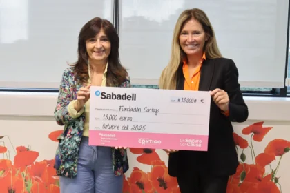 Neus Valles, chief of staff de Sabadell Seguros entrega el cheque a Verónica Sagnier, directora Fundación Contigo.