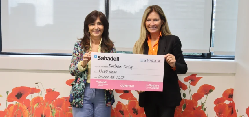 Neus Valles, chief of staff de Sabadell Seguros entrega el cheque a Verónica Sagnier, directora Fundación Contigo.