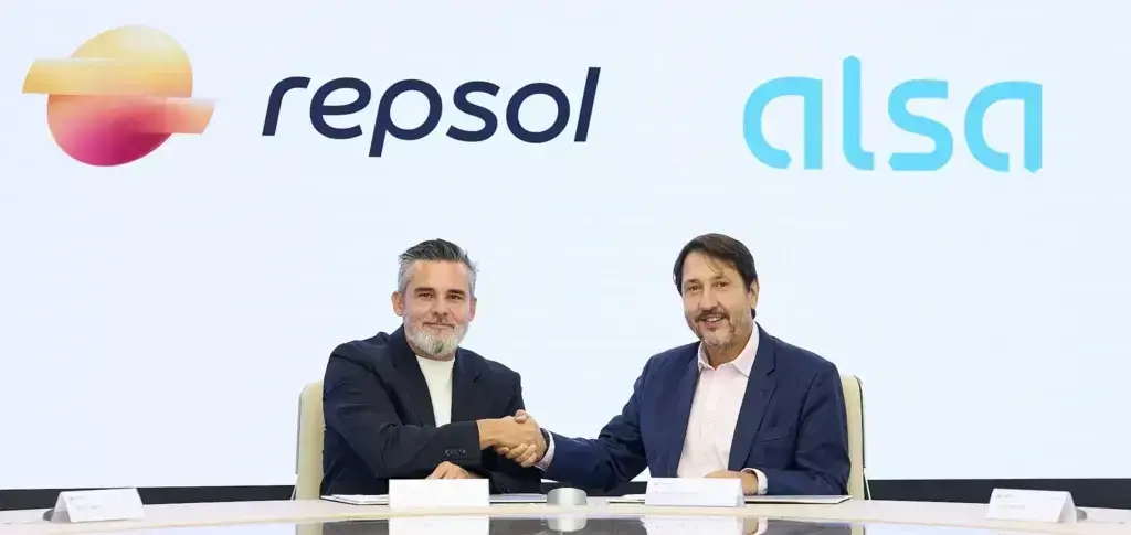 El Director General de Cliente de Repsol, Valero Marín y el CEO de Alsa, Francisco Iglesias en el acto de firma del acuerdo-Imagen cedida por Repsol y Alsa