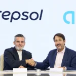 El Director General de Cliente de Repsol, Valero Marín y el CEO de Alsa, Francisco Iglesias en el acto de firma del acuerdo-Imagen cedida por Repsol y Alsa