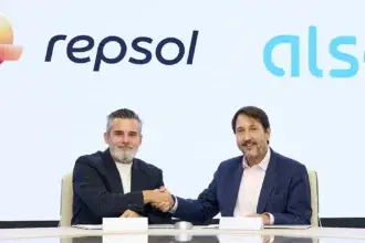 El Director General de Cliente de Repsol, Valero Marín y el CEO de Alsa, Francisco Iglesias en el acto de firma del acuerdo-Imagen cedida por Repsol y Alsa