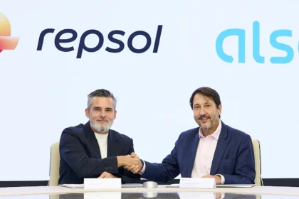 El Director General de Cliente de Repsol, Valero Marín y el CEO de Alsa, Francisco Iglesias en el acto de firma del acuerdo-Imagen cedida por Repsol y Alsa