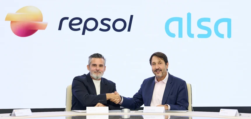 El Director General de Cliente de Repsol, Valero Marín y el CEO de Alsa, Francisco Iglesias en el acto de firma del acuerdo-Imagen cedida por Repsol y Alsa