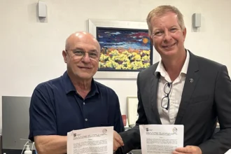 Firma de Covestro en el Ayuntamiento de la Canonja - imagen cedida por Covestro