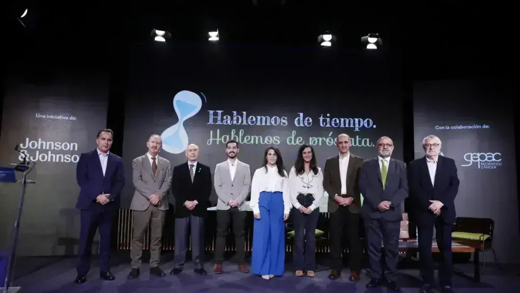 David Beas (i), Director de Government Affairs y Market Access de Johnson & Johnson Innovative Medicine, posa para la foto de familia junto a los ponentes de la presentación de la campaña “Hablemos de Tiempo. Hablemos de Próstata”, hoy, 06 de noviembre de 2024, en Madrid. EFE/David Fernández