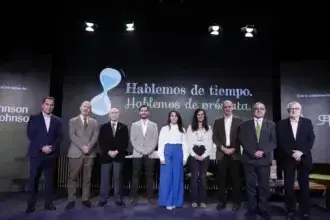 David Beas (i), Director de Government Affairs y Market Access de Johnson & Johnson Innovative Medicine, posa para la foto de familia junto a los ponentes de la presentación de la campaña “Hablemos de Tiempo. Hablemos de Próstata”, hoy, 06 de noviembre de 2024, en Madrid. EFE/David Fernández
