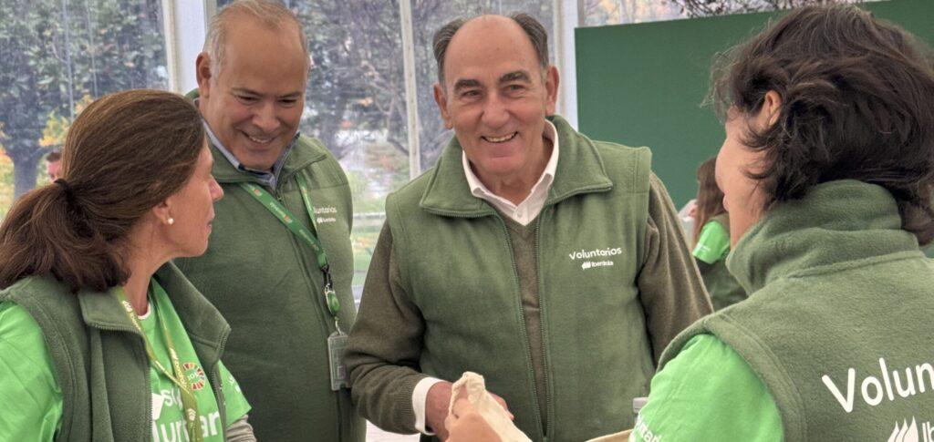 El Presidente de Iberdrola, Ignacio Galán, junto a voluntarios de la compañía - Imagen cedida por Iberdrola