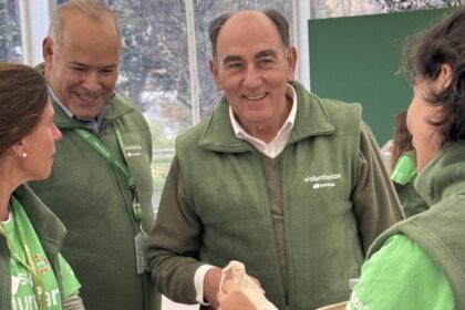 El Presidente de Iberdrola, Ignacio Galán, junto a voluntarios de la compañía - Imagen cedida por Iberdrola