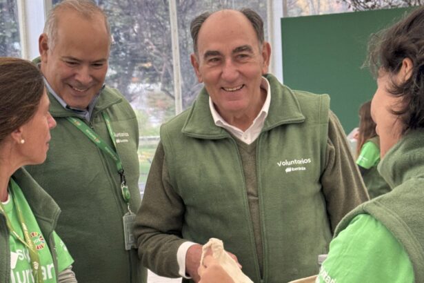 El Presidente de Iberdrola, Ignacio Galán, junto a voluntarios de la compañía - Imagen cedida por Iberdrola
