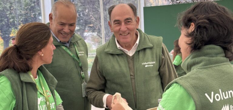El Presidente de Iberdrola, Ignacio Galán, junto a voluntarios de la compañía - Imagen cedida por Iberdrola