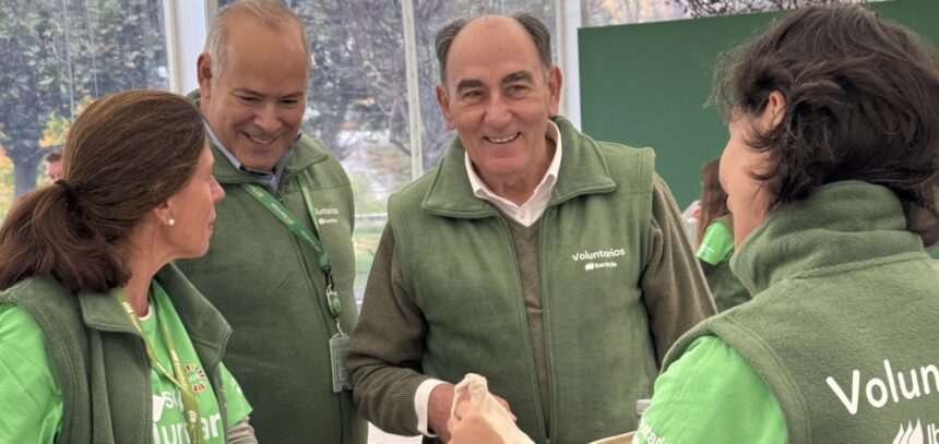El Presidente de Iberdrola, Ignacio Galán, junto a voluntarios de la compañía - Imagen cedida por Iberdrola