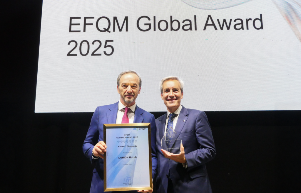 José Ángel Preciados, CEO de ILUNION Hotels, y Alejandro Oñoro, CEO de ILUNION y presidente de ILUNION Hotels, reciben el premio EFQMGlobal Award 2025. Créditos: ILUNION Hotels.