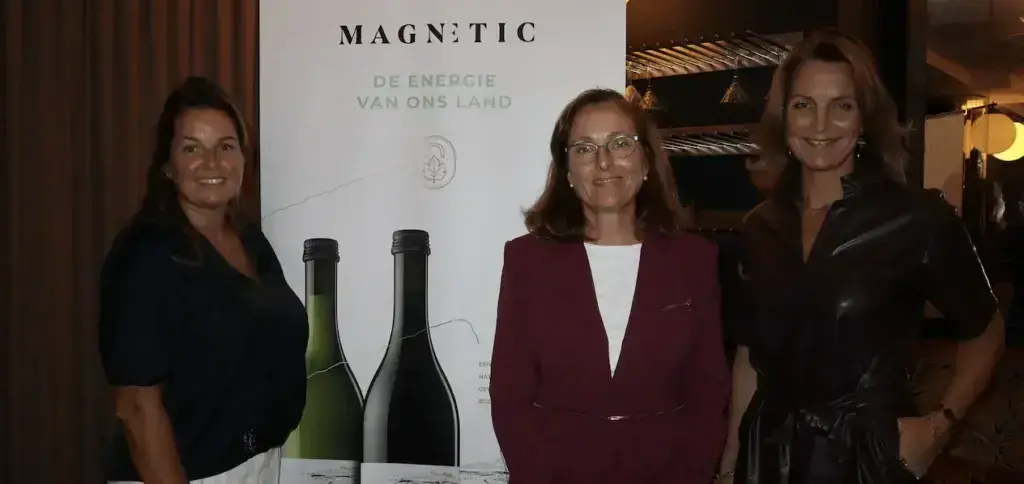 Acto de presentación de Magnetic reutilizable en TivoliVredenburg, en Utrecht, el 24 de septiembre. De izq. a dcha. Manuela Feijoo, directora comercial de Walraven Sax, Mireia Torres, directora de Innovación y conocimiento de Familia Torres, y Suzanne van Dommelen, directora general de TivoliVredenburg - Imagen de la Familia Torres y Walraven Sax