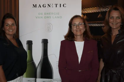 Acto de presentación de Magnetic reutilizable en TivoliVredenburg, en Utrecht, el 24 de septiembre. De izq. a dcha. Manuela Feijoo, directora comercial de Walraven Sax, Mireia Torres, directora de Innovación y conocimiento de Familia Torres, y Suzanne van Dommelen, directora general de TivoliVredenburg - Imagen de la Familia Torres y Walraven Sax