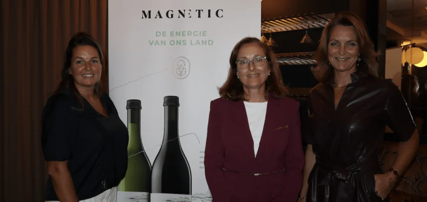 Acto de presentación de Magnetic reutilizable en TivoliVredenburg, en Utrecht, el 24 de septiembre. De izq. a dcha. Manuela Feijoo, directora comercial de Walraven Sax, Mireia Torres, directora de Innovación y conocimiento de Familia Torres, y Suzanne van Dommelen, directora general de TivoliVredenburg - Imagen de la Familia Torres y Walraven Sax