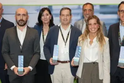 Juan Carlos González, Jefe de Compras de Envases y Embalajes Grupo Ángel Camacho; Felipe González Campos, Responsable de Sostenibilidad y Medio Ambiente Grupo Félix Solís Avantis; Yolanda Arranz, Head of Procurement de Grupo Pernod Ricard; Javier Miguel Ariz Navarreta Procurement Expert MMPP & Value Engineering de Grupo Pernod Ricard; Luis Cardoso, Cooperate Supply Chain Director de Grupo BA Glass; Joana Pérez, Corporate Supply Chain de Grupo BA Glass; José María Carrasco, CEO de Cartonplast Ibérica.