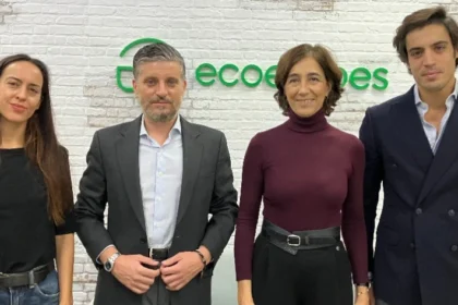 De izquierda a derecha, Virginia Moreno (especialista en Relaciones Externas de Ecoembes), Antonio Magraner (secretario general de CEAJE), Begoña de Benito (directora de Relaciones Externas de Ecoembes) y Daniel Cifuentes (responsable de Comunicación de CEAJE), durante la presentación celebrada ayer