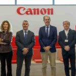 Javier Tabernero, Presidente y Consejero Delegado de Canon España, Italia y Portugal, y Miguel Ángel Oliver, Presidente de EFE (en el centro) renuevan el acuerdo de becas formativas por tercer año consecutivo