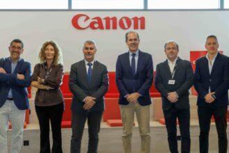 Javier Tabernero, Presidente y Consejero Delegado de Canon España, Italia y Portugal, y Miguel Ángel Oliver, Presidente de EFE (en el centro) renuevan el acuerdo de becas formativas por tercer año consecutivo