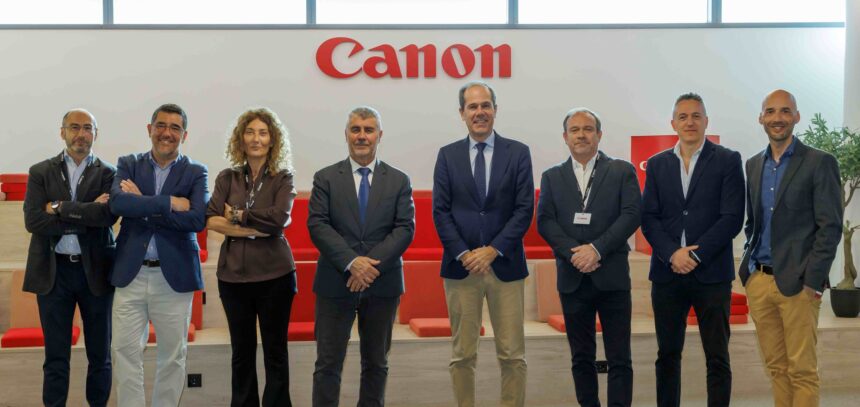 Javier Tabernero, Presidente y Consejero Delegado de Canon España, Italia y Portugal, y Miguel Ángel Oliver, Presidente de EFE (en el centro) renuevan el acuerdo de becas formativas por tercer año consecutivo