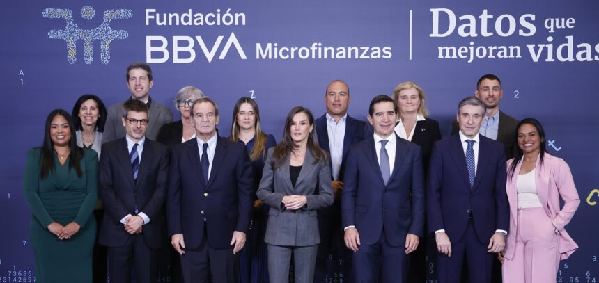 Foto de familia del acto "Datos que mejoran vidas", con la presidencia de S.M. La Reina Doña Letizia - FMBBVA