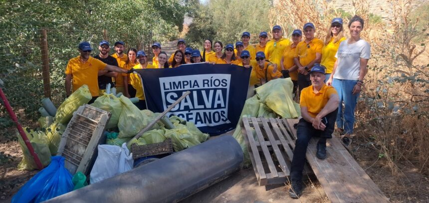 Voluntarios de Sika y Fundación Ecoalf limpian los residuos fluviales de los ríos - Imagen cedida por Sika