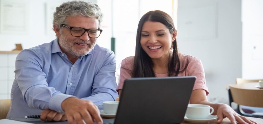 La generación plateada se reinventa: mayores de 50 años apuestan por la capacitación virtual