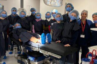 El hospital de Ribera Salud acerca la realidad sanitaria a los estudiantes de Bachiller del programa ‘Maristas Contigo’ con talleres prácticos, visitas guiadas y demostraciones de RCP