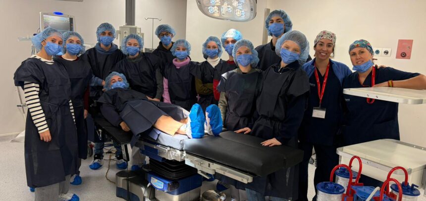 El hospital de Ribera Salud acerca la realidad sanitaria a los estudiantes de Bachiller del programa ‘Maristas Contigo’ con talleres prácticos, visitas guiadas y demostraciones de RCP