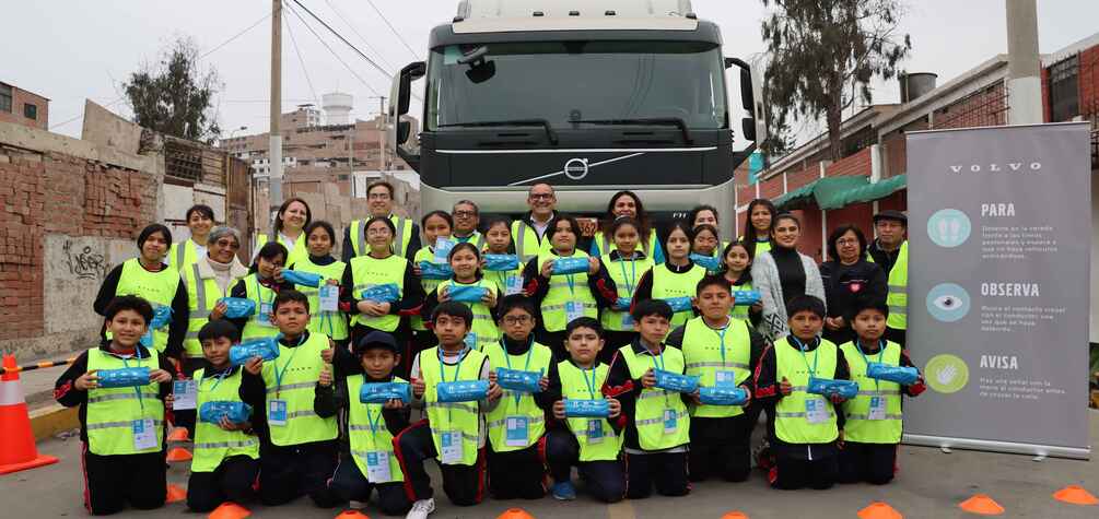 Volvo Group Peru promueve la seguridad vial infantil con el programa global “Para, Observa y Avisa”